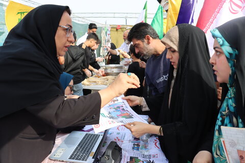 حضور پرشور کارکنان بهزیستی استان بوشهر در راهپیمایی ۲۲ بهمن؛ همگام با مردم و همراه با برپایی میز خدمت