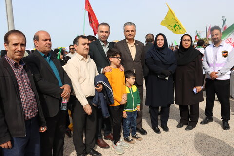 حضور پرشور کارکنان بهزیستی استان بوشهر در راهپیمایی ۲۲ بهمن؛ همگام با مردم و همراه با برپایی میز خدمت