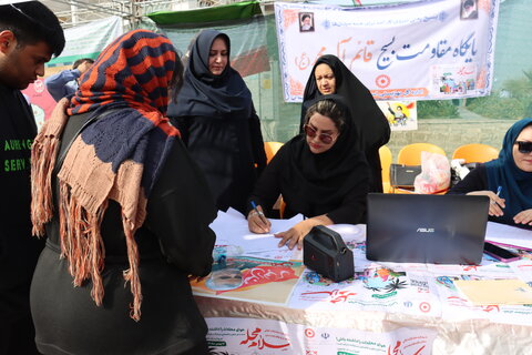 حضور پرشور کارکنان بهزیستی استان بوشهر در راهپیمایی ۲۲ بهمن؛ همگام با مردم و همراه با برپایی میز خدمت