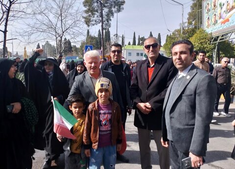 استقبال گسترده مردم از غرفه «سلام محله» در راهپیمایی ۲۲ بهمن / تأکید سرپرست بهزیستی فارس بر گسترش این پویش مردمی