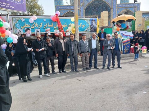 حضور پرشور مردم و مسئولین و خانواده بزرگ بهزیستی در پویش سلام محله در مسیرهای راهپیمایی یوم الله ۲۲ بهمن توسط تسهیلگران و پرسنل مراکز مثبت زندگی در شهرستان فسا