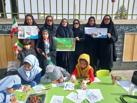 حضور پرشور مردم و مسئولین و خانواده بزرگ بهزیستی در پویش سلام محله در مسیرهای راهپیمایی یوم الله ۲۲ بهمن توسط تسهیلگران و پرسنل مراکز مثبت زندگی در شهرستان فسا