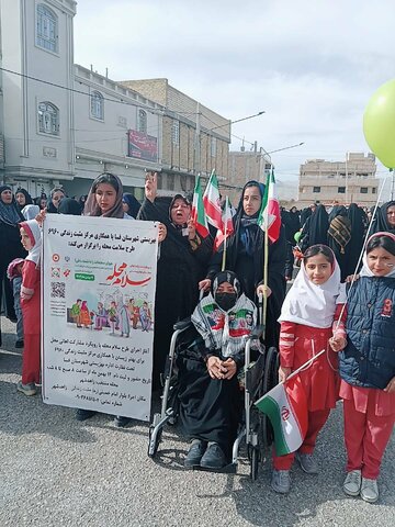 حضور پرشور مردم و مسئولین و خانواده بزرگ بهزیستی در پویش سلام محله در مسیرهای راهپیمایی یوم الله ۲۲ بهمن توسط تسهیلگران و پرسنل مراکز مثبت زندگی در شهرستان فسا