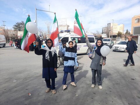 آباده|حضور پرشور نیروهای اورژانس اجتماعی در راهپیمایی ۲۲ بهمنبه گزارش روابط عمومی اداره بهزیستی شهرستان آباده