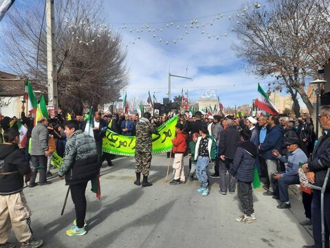 آباده|حضور پرشور نیروهای اورژانس اجتماعی در راهپیمایی ۲۲ بهمنبه گزارش روابط عمومی اداره بهزیستی شهرستان آباده