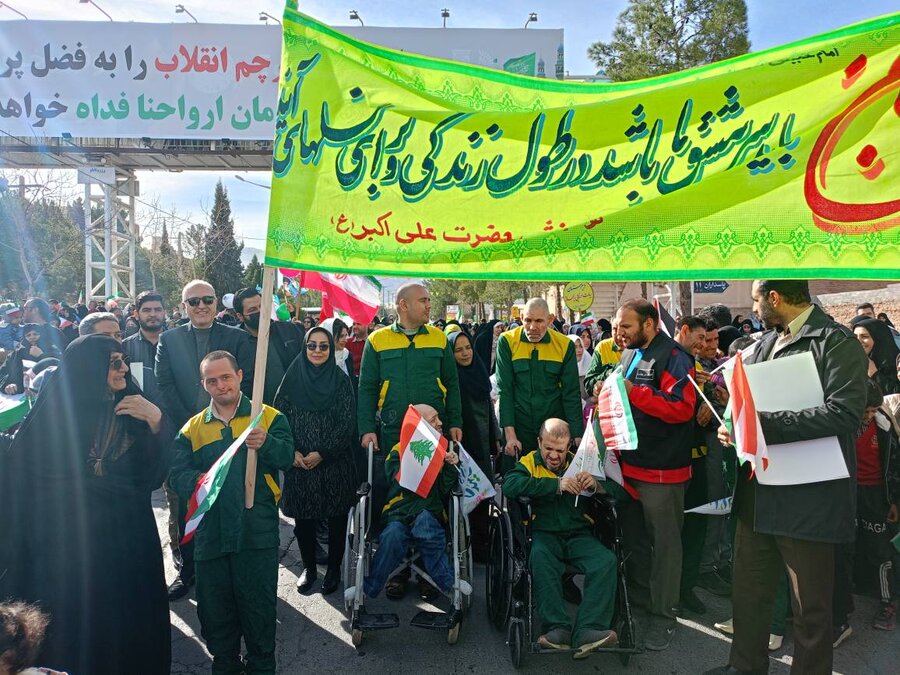 حضور کارکنان و جامعه هدف مرکز توانبخشی حضرت علی اکبر(ع) به همراهی مدیرکل، معاونت سلامت اجتماعی و مسئول گزینش در مراسم راهپیمایی ۲۲بهمن