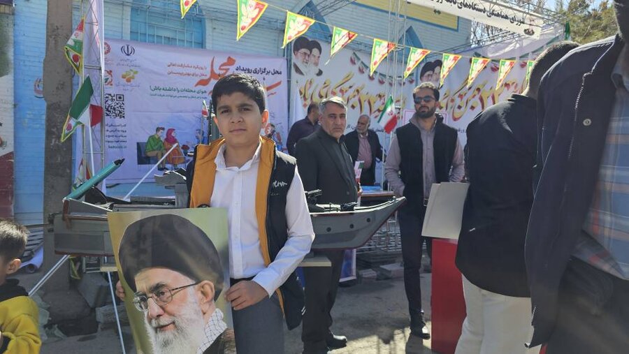 تبیین خدمات بهزیستی در راهپیمایی ۲۲ بهمن با اجرای پویش «سلام محله»
