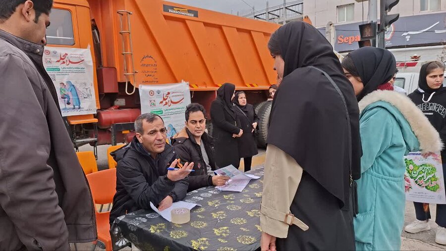 به مناسبت پویش "سلام محله" میز خدمت بهزیستی در راهپیمایی ۲۲ بهمن شهرستان کامیاران برگزار شد 