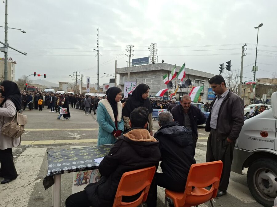 به مناسبت پویش "سلام محله" میز خدمت بهزیستی در راهپیمایی ۲۲ بهمن شهرستان کامیاران برگزار شد 