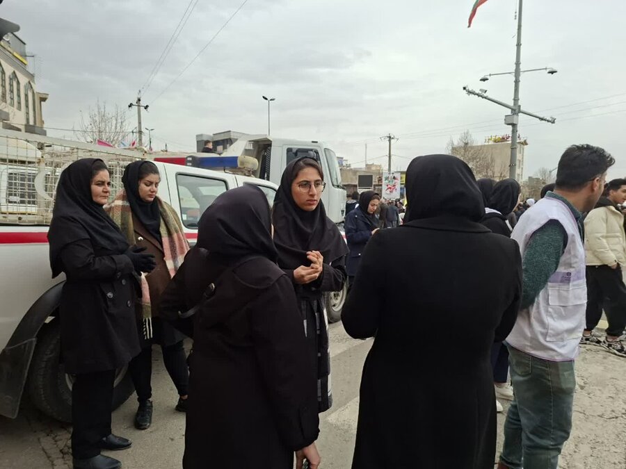 به مناسبت پویش "سلام محله" میز خدمت بهزیستی در راهپیمایی ۲۲ بهمن شهرستان کامیاران برگزار شد