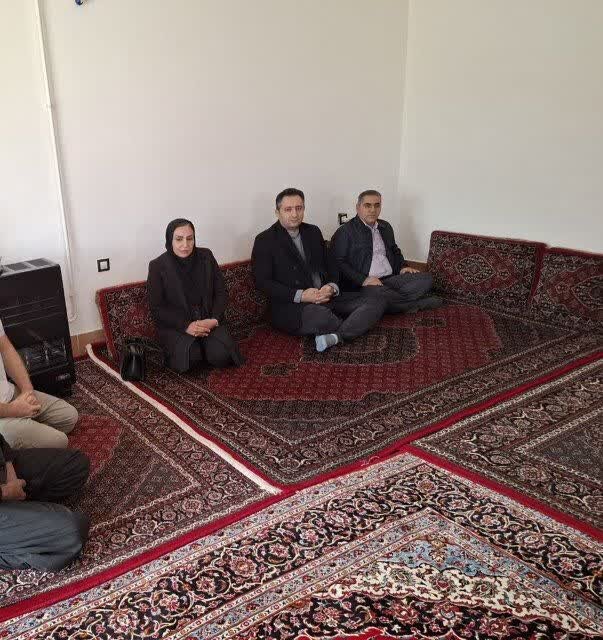 دیدار بخشدار و رئیس بهزیستی کامیاران با معلولین شهر موچش