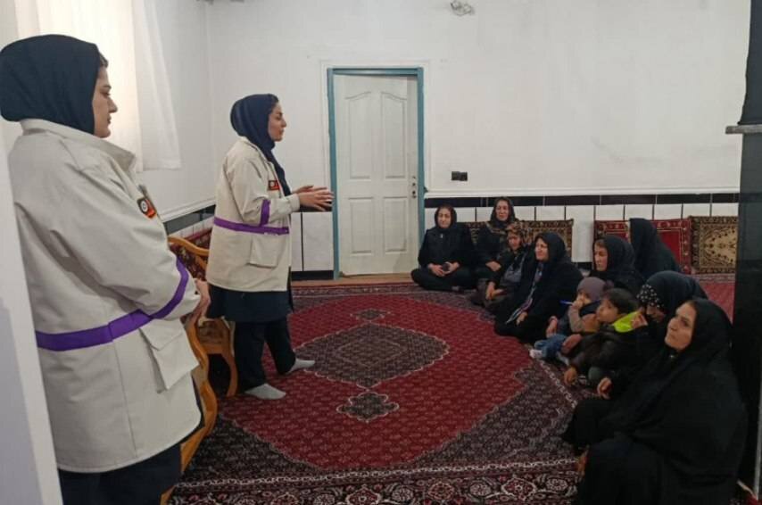 کارگاه آموزشی «مهارت‌های زندگی» در روستای هولاسو شاهین‌دژ