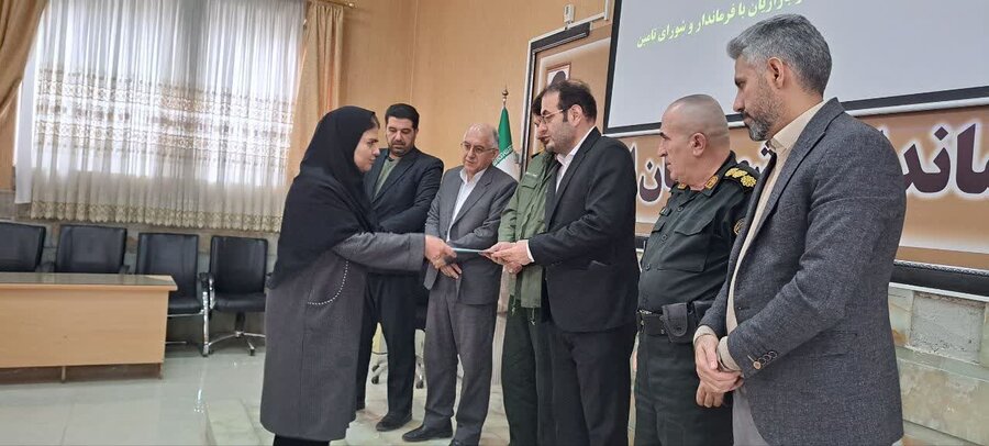 تجلیل فرماندار اشنویه از فرزند شهید شاغل در بهزیستی