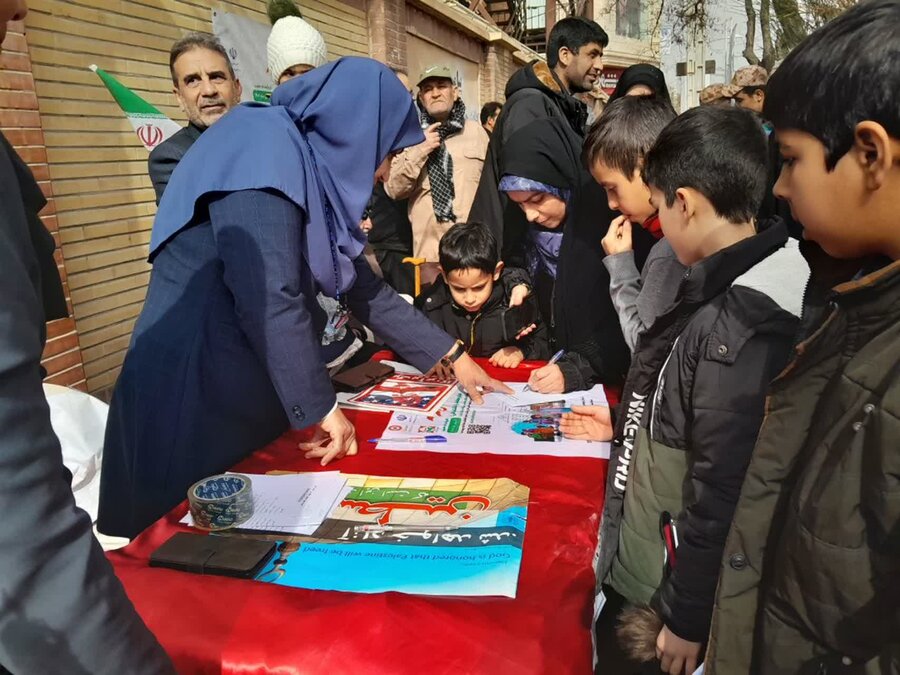 حضور پرشور کارکنان بهزیستی بوئین زهرا در راهپیمایی ۲۲ بهمن؛ برپایی میز خدمت و اجرای پویش «سلام محله»