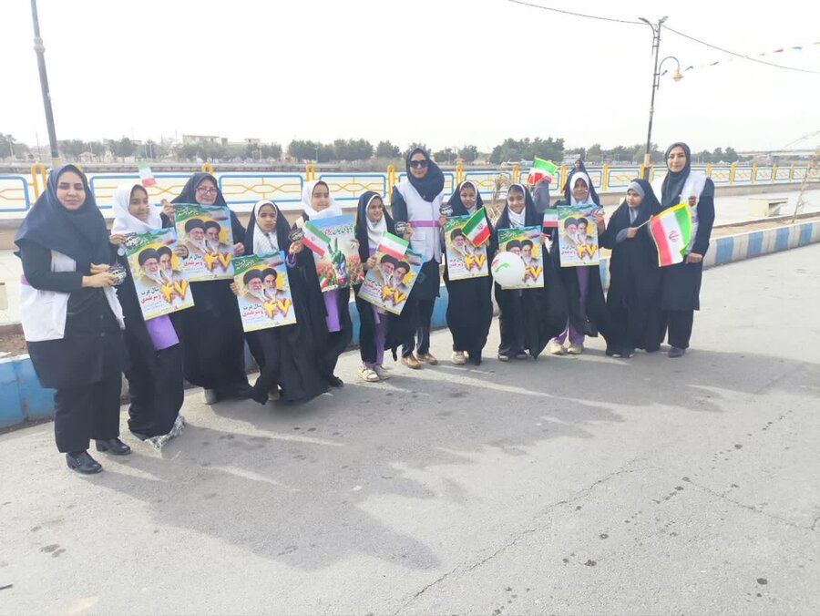 خرمشهر|حضور کارکنان بهزیستی در راهپیمایی ۲۲ بهمن و مشارکت مردم در پویش سلام محله