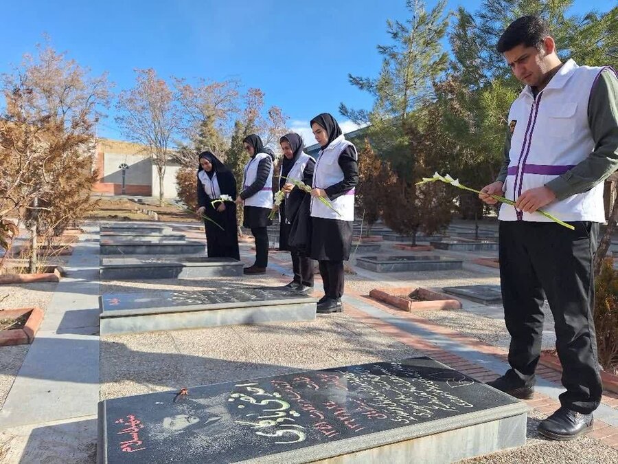 غبارروبی و عطرافشانی مزار شهدا به مناسبت ۲۲ بهمن