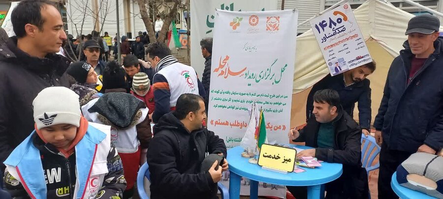 نیر| برپایی میز خدمت و پویش سلام محله بهزیستی شهرستان نیر در مسیر راهپیمایی ۲۲ بهمن