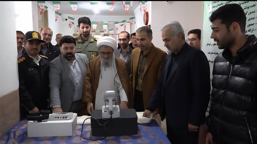 رونمایی از دستگاه‌های نوین بینایی‌سنجی و شنوایی‌سنجی کودکان در اداره بهزیستی چالدران همزمان با ایام‌الله دهه فجر