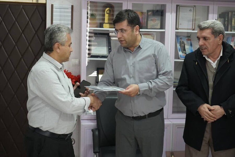 تجلیل رئیس اداره بهزیستی مهاباد از همکاران خانواده شهدا در ایام‌الله دهه فجر