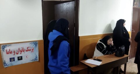 کرج | ارائه خدمات تخصصی رایگان در اردوی جهادی سلامت سهرابیه