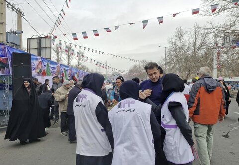 کرج | حضور فعال تیم اورژانس اجتماعی در راهپیمایی یوم الله ۲۲ بهمن