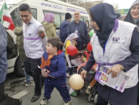 کرج | حضور فعال تیم اورژانس اجتماعی در راهپیمایی یوم الله ۲۲ بهمن