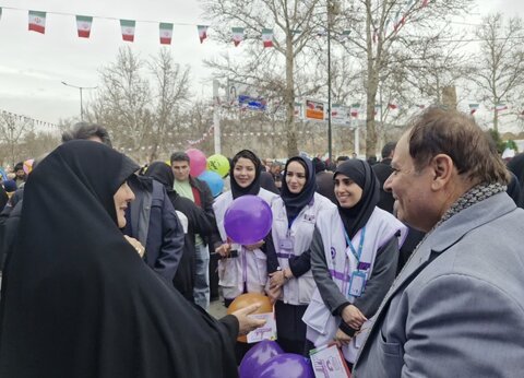 کرج | حضور فعال تیم اورژانس اجتماعی در راهپیمایی یوم الله ۲۲ بهمن