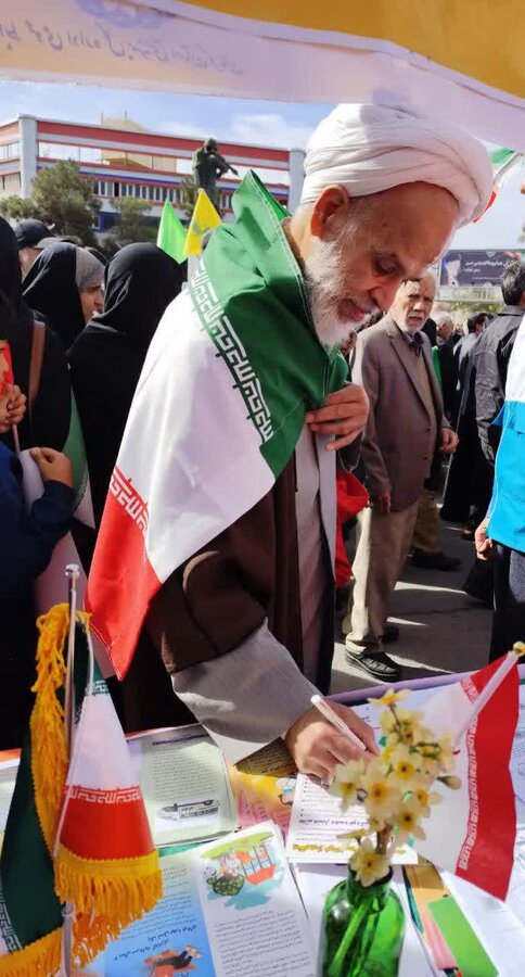 استقبال گسترده مردم از غرفه «سلام محله» در راهپیمایی ۲۲ بهمن