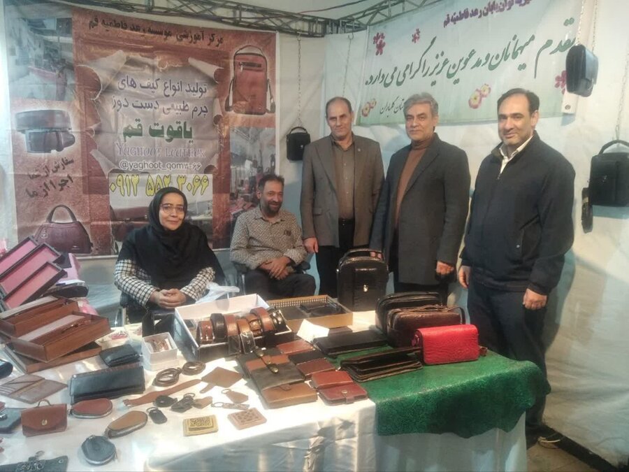 بازدید مدیر کل و معاون توانبخشی بهزیستی از نمایشگاه تولیدات خرد خانگی با( روستا آباد) در قم
