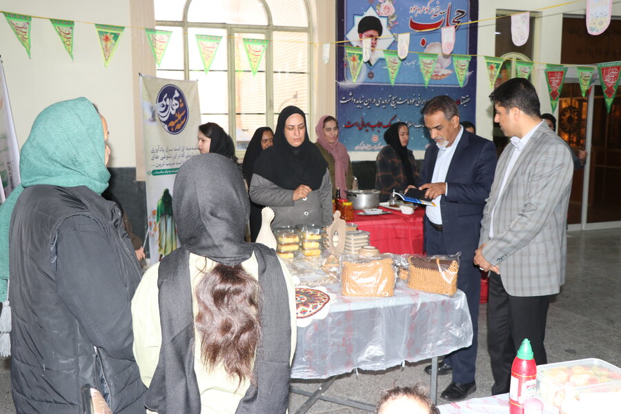 بازدیدمدیر کل بهزیستی کرمان از غرفه معرفی فعالیت‌ها و دستاوردهای همیاران سلامت روانی–اجتماعی