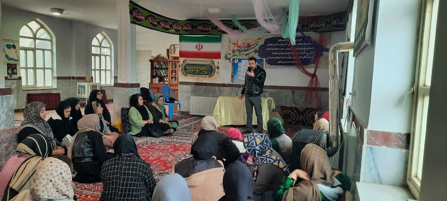 نشست آموزش خانواده ویژه بانوان در مسجدالزهرا(س) قروه برگزار شد 