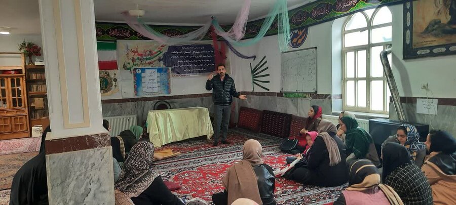 نشست آموزش خانواده ویژه بانوان در مسجدالزهرا(س) قروه برگزار شد 