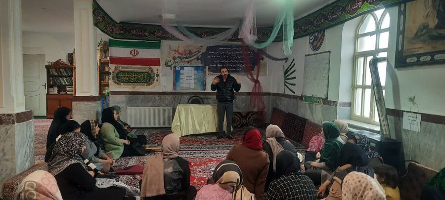 نشست آموزش خانواده ویژه بانوان در مسجدالزهرا(س) قروه برگزار شد 