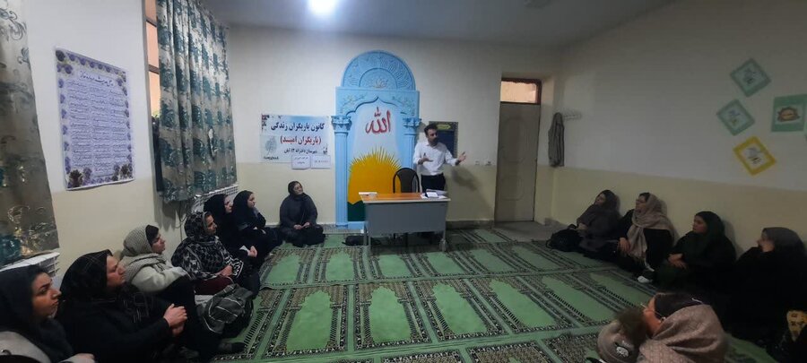 نشست آموزش خانواده در مدرسه دخترانه ۱۳ آبان قروه برگزار شد 
