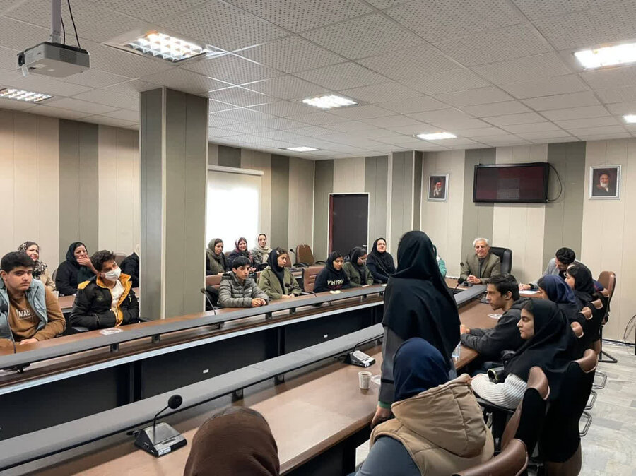 نخستین انتخابات پارلمان مشورتی دانش‌آموزان شهرستان قروه برگزار شد
