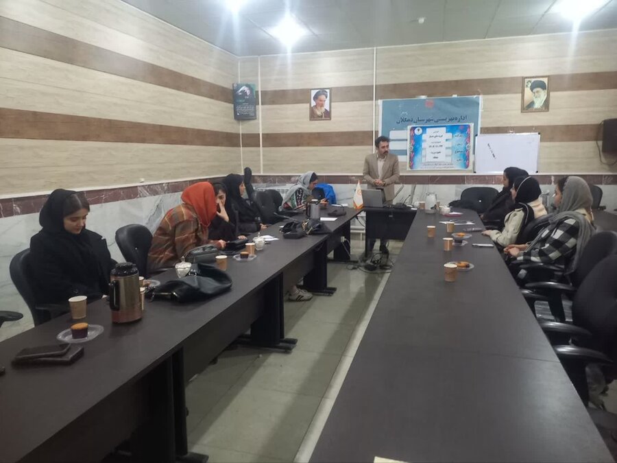 جلسه آموزشی مبانی گروههای همیار سلامت روان در دهگلان برگزار شد