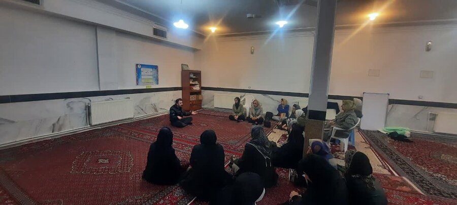 نشست آموزش خانواده پایگاه همیاران سلامت روان در قروه برگزار شد
