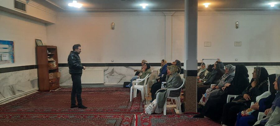 نشست آموزش خانواده پایگاه همیاران سلامت روان در قروه برگزار شد 