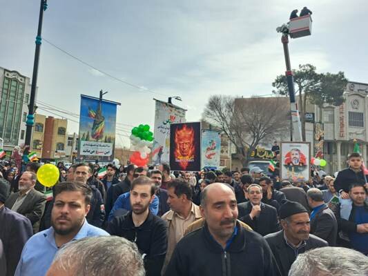 خمینی‌شهر|  حضور خانواده بهزیستی در راهپیمایی باشکوه ۲۲بهمن