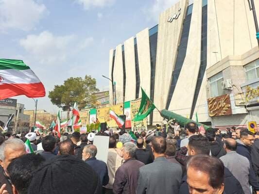 خمینی‌شهر|  حضور خانواده بهزیستی در راهپیمایی باشکوه ۲۲بهمن