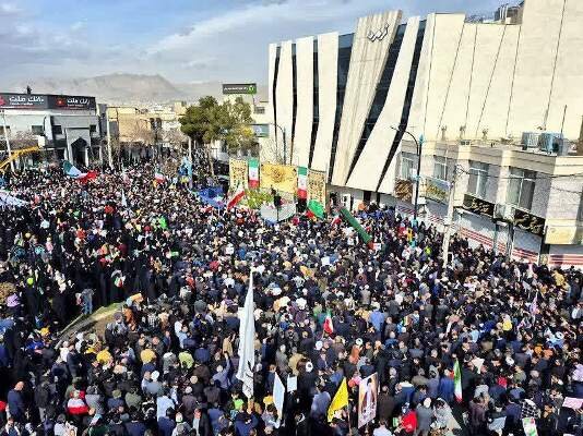 خمینی‌شهر|  حضور خانواده بهزیستی در راهپیمایی باشکوه ۲۲بهمن