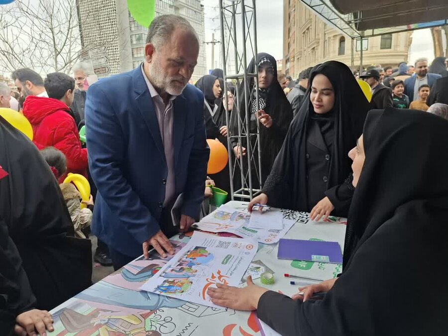 کاشان| غرفه بهزیستی با عنوان «سلام محله» در مسیر راهپیمایی ۲۲بهمن