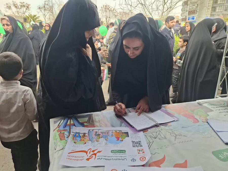 کاشان| غرفه بهزیستی با عنوان «سلام محله» در مسیر راهپیمایی ۲۲بهمن