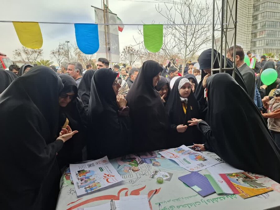 کاشان| غرفه بهزیستی با عنوان «سلام محله» در مسیر راهپیمایی ۲۲بهمن