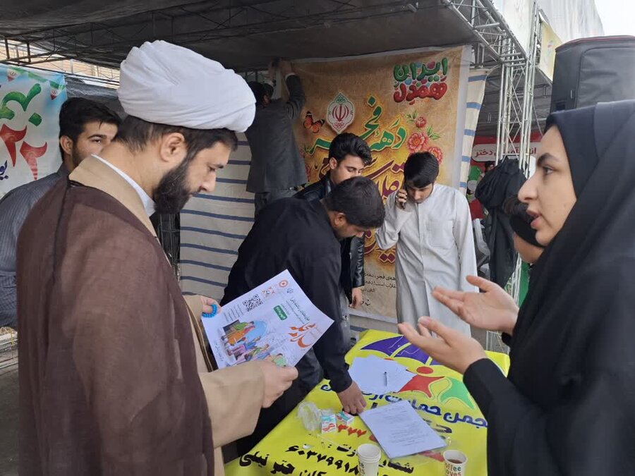 کاشان| غرفه بهزیستی با عنوان «سلام محله» در مسیر راهپیمایی ۲۲بهمن