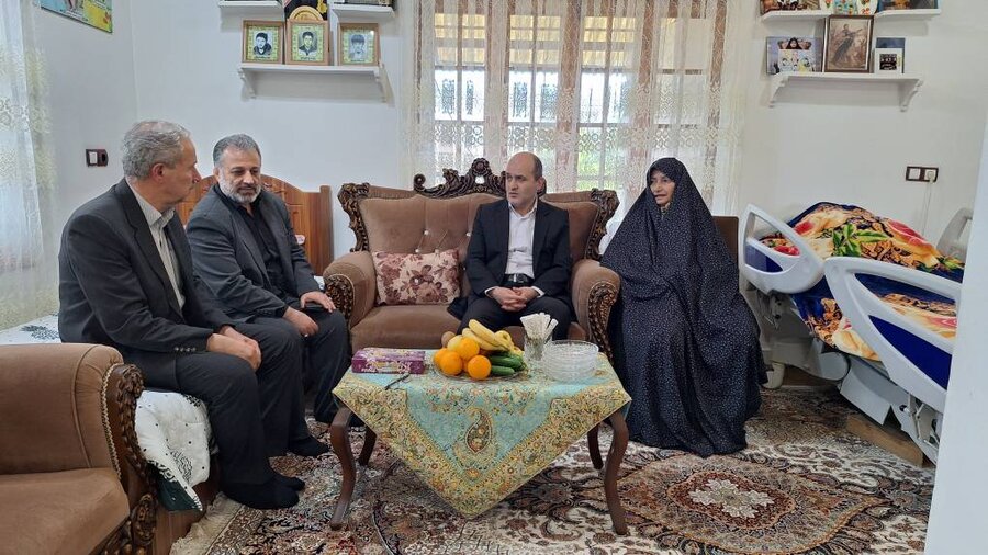 دیدار مدیرکل بهزیستی گیلان با خانواده شهیدان امام‌پناهی در روستای حلاج‌محله ملسکام فومن