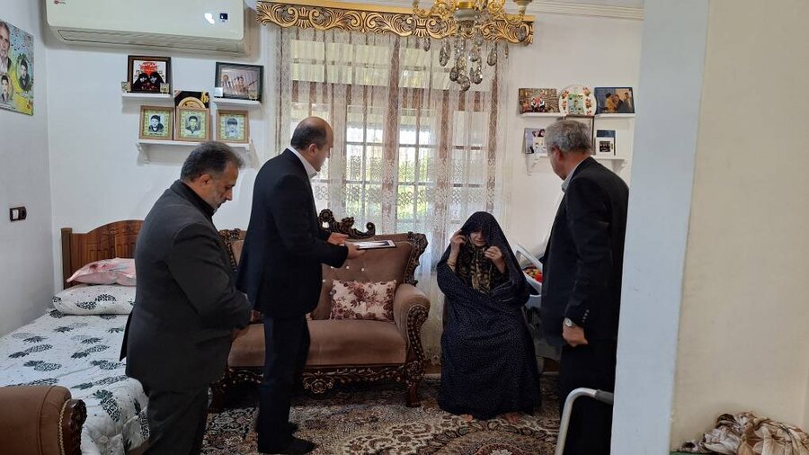 دیدار مدیرکل بهزیستی گیلان با خانواده شهیدان امام‌پناهی در روستای حلاج‌محله ملسکام فومن