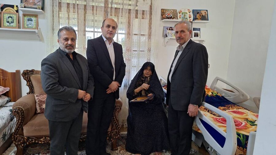 دیدار مدیرکل بهزیستی گیلان با خانواده شهیدان امام‌پناهی در روستای حلاج‌محله ملسکام فومن