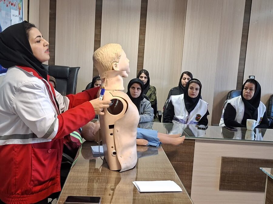 کارگاه آموزشی کمک های اولیه ویژه پرسنل بهزیستی در کامیاران برگزار شد 

