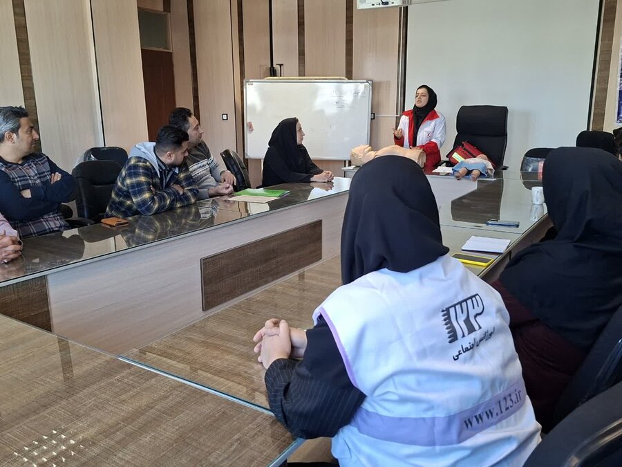 کارگاه آموزشی کمک های اولیه ویژه پرسنل بهزیستی در کامیاران برگزار شد